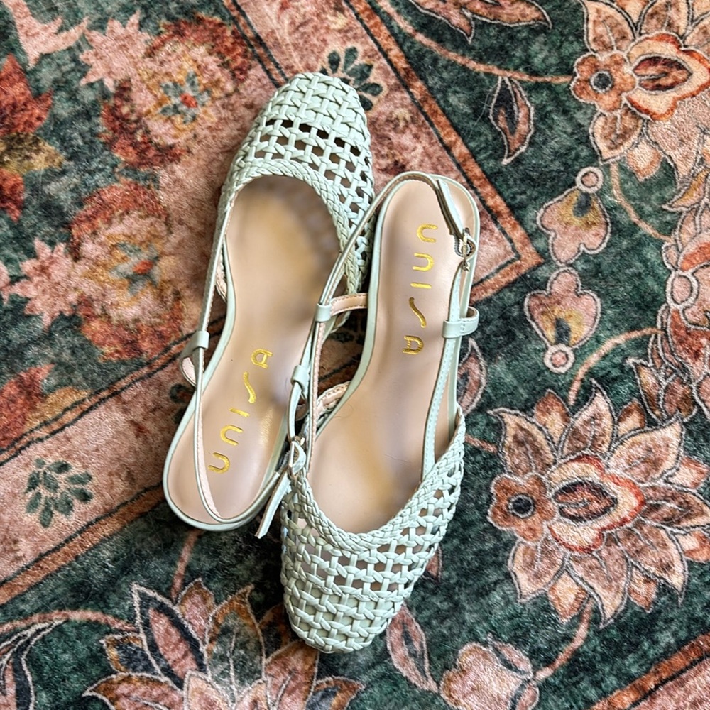 Brand new! Cute mint colored sandals